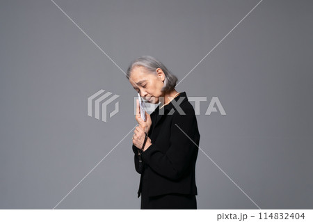 喪服のシニア女性 喪服のシニア女性 114832404