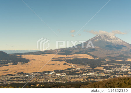 箱根スカイラインから望む富士山と裾野 114832580