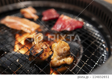 タイトル	炭火で焼く焼肉ホルモン 114832651