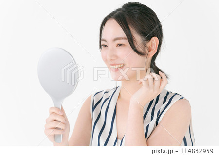 手鏡を持つ20代女性 手鏡を持つ20代女性 114832959