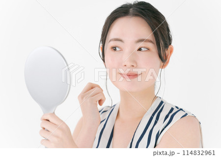 手鏡を持つ20代女性 手鏡を持つ20代女性 114832961