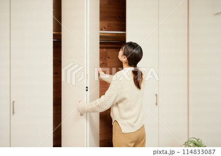 クローゼットを開ける女性 114833087