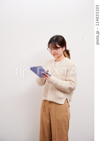タブレットを操作する女性 タブレットを操作する女性 114833103