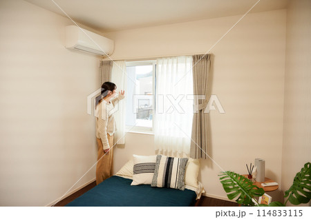 カーテンを開ける女性 朝 太陽 カーテンを開ける女性 朝 太陽 114833115
