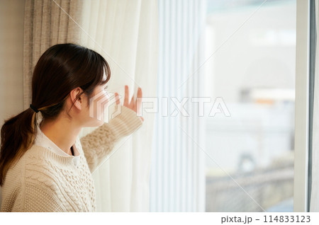 カーテンを開ける女性　朝　太陽 114833123