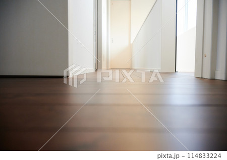 新築住宅の2階廊下 階段 部屋 新築住宅の2階廊下 階段 部屋 114833224
