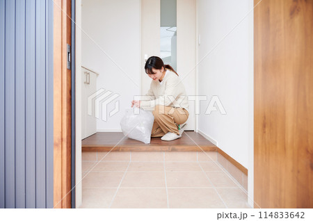 ゴミ出しをする女性　玄関 114833642