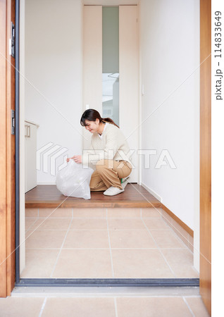 ゴミ出しをする女性 玄関 ゴミ出しをする女性 玄関 114833649