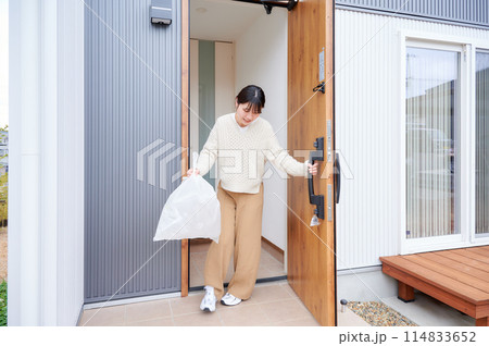 ゴミ出しをする女性　玄関 114833652