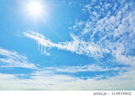秋の青空と雲　そして太陽 114834002