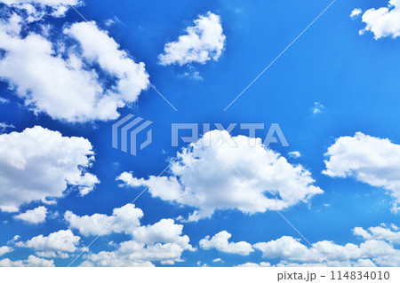 夏の青空と雲 114834010