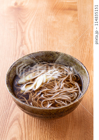 掛け蕎麦を食べる 掛け蕎麦を食べる 114835151