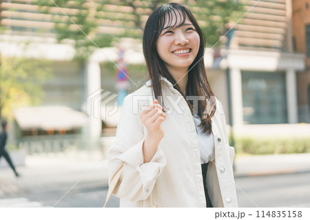都会を街歩きする若い女性 都会を街歩きする若い女性 114835158