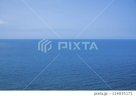 快晴の空に波のない青い海 114835171