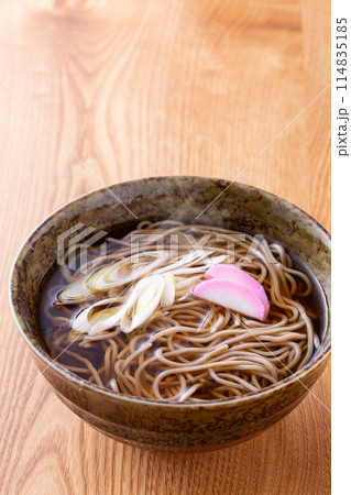 掛け蕎麦を食べる 掛け蕎麦を食べる 114835185