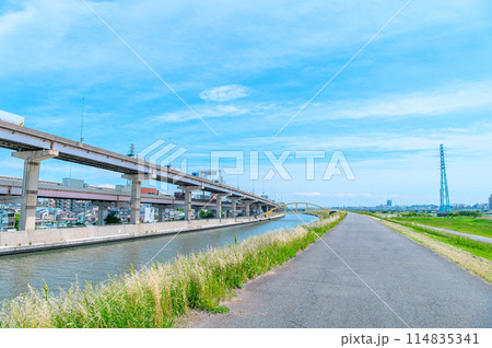初夏に広がる青空・河川敷 114835341