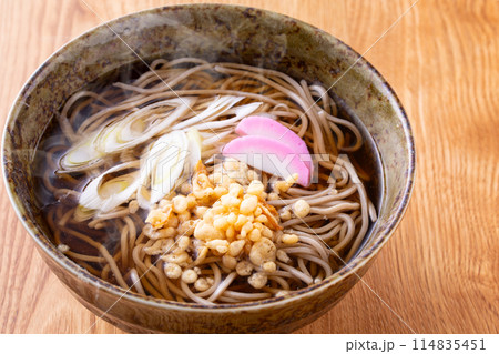 たぬき蕎麦を食べる たぬき蕎麦を食べる 114835451