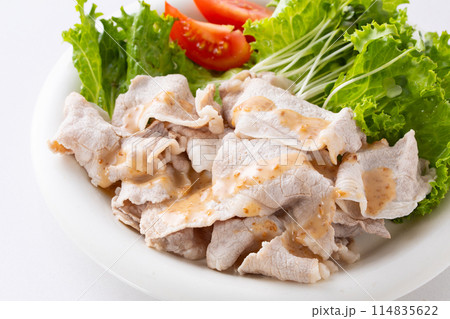 胡麻ダレを掛けた豚肉の冷シャブ 114835622
