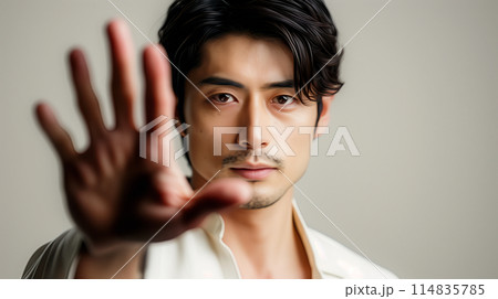 手を差し出すアジア人男性 114835785