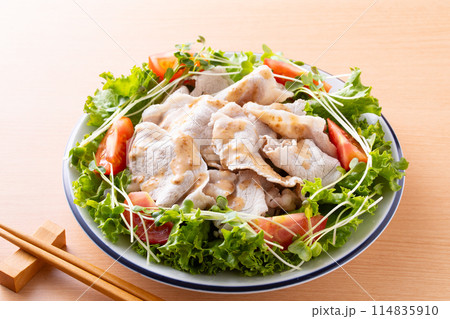 胡麻ダレを掛けた豚肉の冷シャブ 114835910