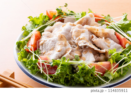 胡麻ダレを掛けた豚肉の冷シャブ 114835911