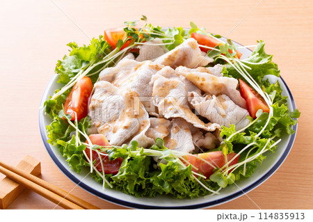 胡麻ダレを掛けた豚肉の冷シャブ 胡麻ダレを掛けた豚肉の冷シャブ 114835913