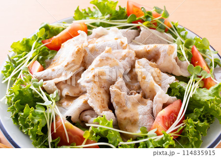 胡麻ダレを掛けた豚肉の冷シャブ　 114835915