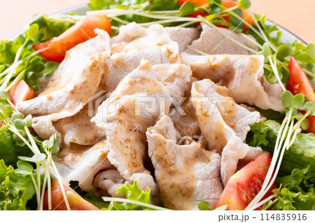 胡麻ダレを掛けた豚肉の冷シャブ　 114835916