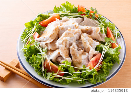 胡麻ダレを掛けた豚肉の冷シャブ　 114835918