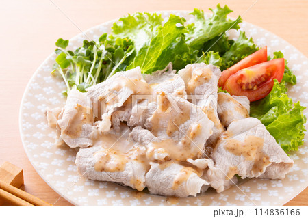 胡麻ダレを掛けた豚肉の冷シャブ　 114836166