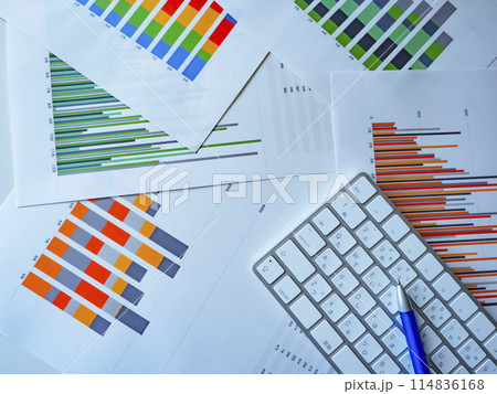 テーブルに置かれたグラフとキーボード 114836168