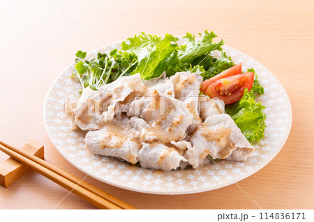 胡麻ダレを掛けた豚肉の冷シャブ　 114836171