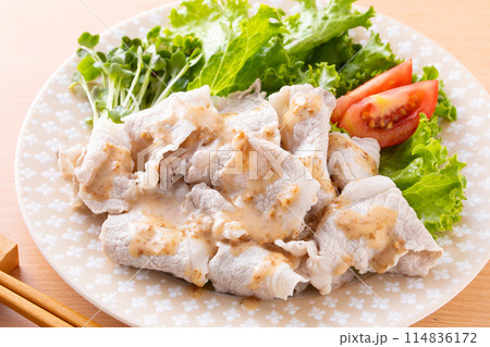胡麻ダレを掛けた豚肉の冷シャブ　 114836172