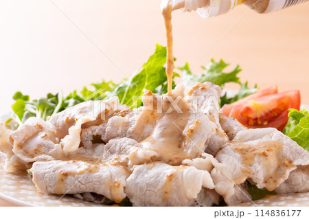 豚肉の冷シャブに胡麻ダレを掛ける 114836177