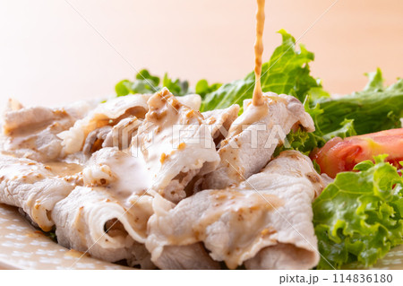 豚肉の冷シャブに胡麻ダレを掛ける 114836180