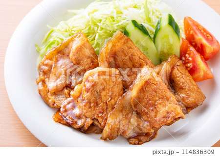 豚肉の生姜焼きを食べる 114836309