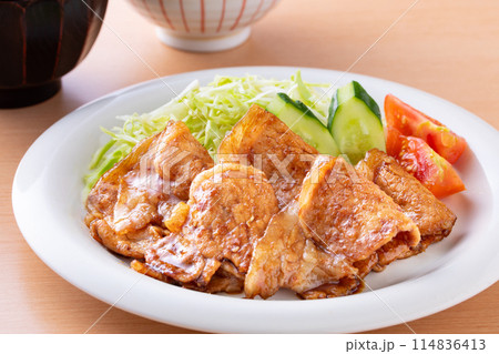 豚肉の生姜焼きを食べる 豚肉の生姜焼きを食べる 114836413