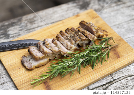 キャンプで食べる自家製焼豚　ローストポーク 114837125