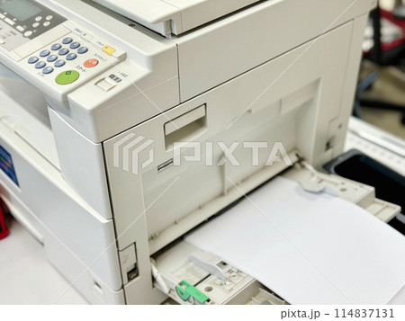 複合コピー機の給紙トレイ 複合コピー機の給紙トレイ 114837131