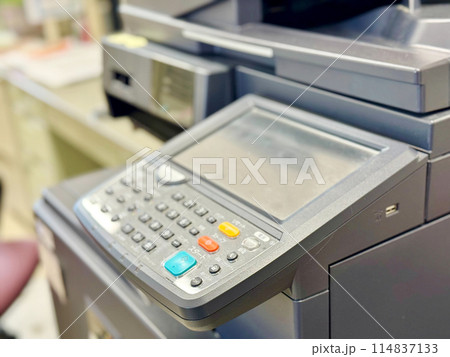 事務所の複合コピー機の操作パネル_ななめ 114837133