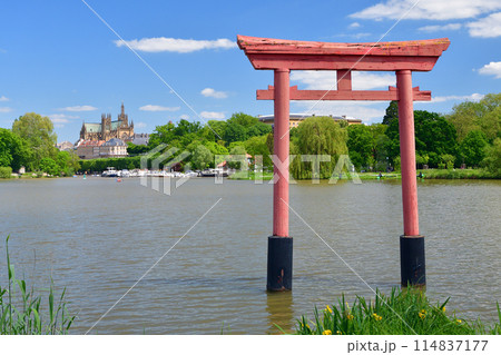 メッス、フランス。池にある鳥居と、奥に見える大聖堂。2024年5月9日撮影。 メッス、フランス。池にある鳥居と、奥に見える大聖堂。2024年5月9日撮影。 114837177
