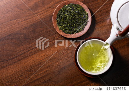 お茶を注ぐ 114837638