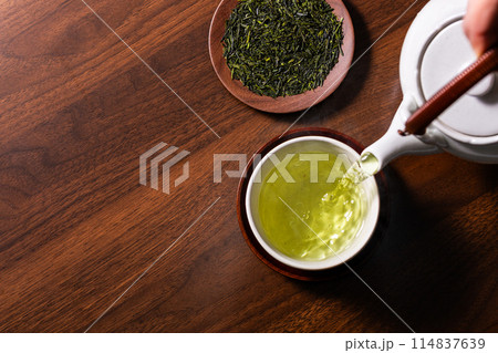 お茶を注ぐ 114837639