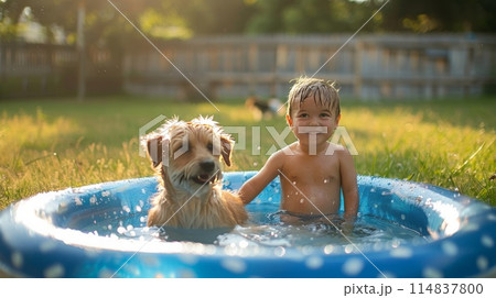 プールで遊ぶ子供と犬 114837800