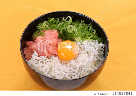 シラスとマグロのたたき丼　海鮮丼　食事 114837841