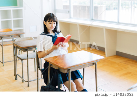 教室で読書をする高校生 教室で読書をする高校生 114838052
