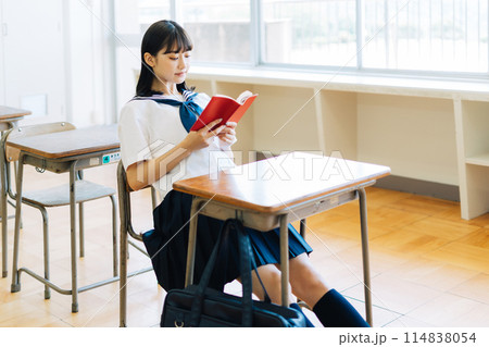 教室で読書をする高校生 教室で読書をする高校生 114838054
