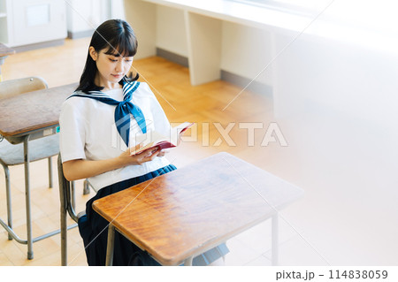 教室で読書をする高校生 114838059