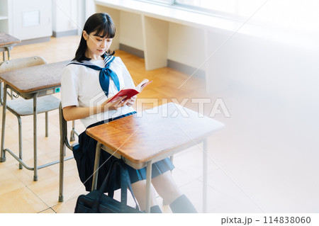 教室で読書をする高校生 教室で読書をする高校生 114838060