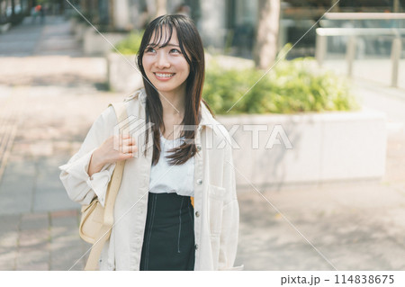 都会を街歩きする若い女性 114838675